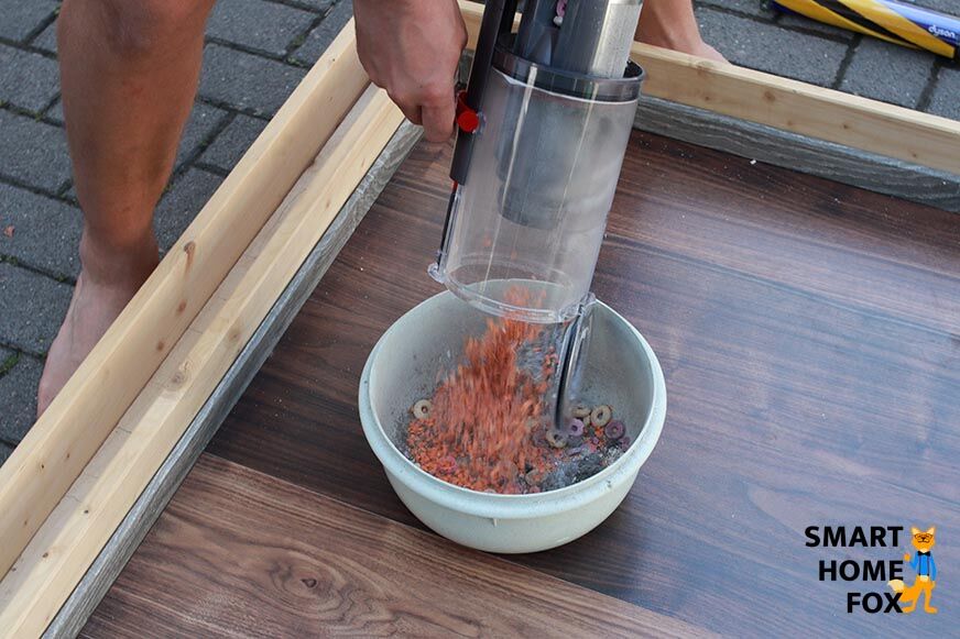 Ausleeren des Dyson Akkusaugers